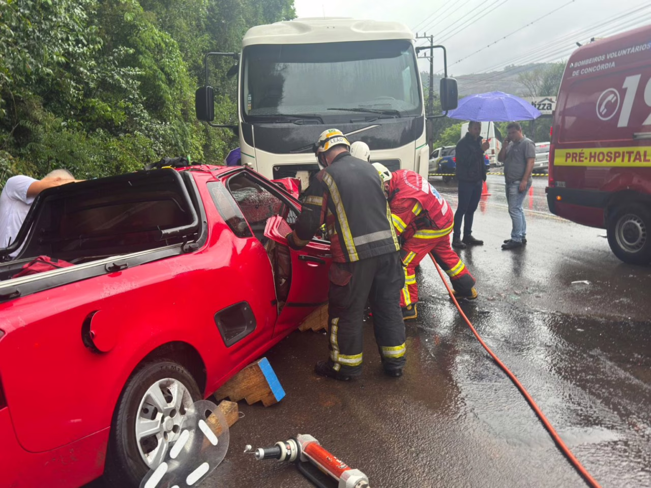 Carro colide em caminhão e motorista fica preso às ferragens na SC-283