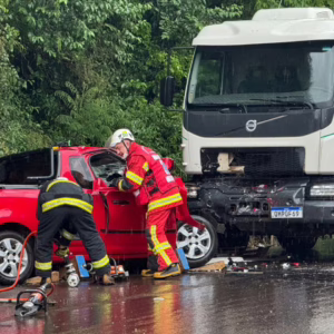 Carro bate de frente com caminhão e motorista fica preso às ferragens no Oeste de SC