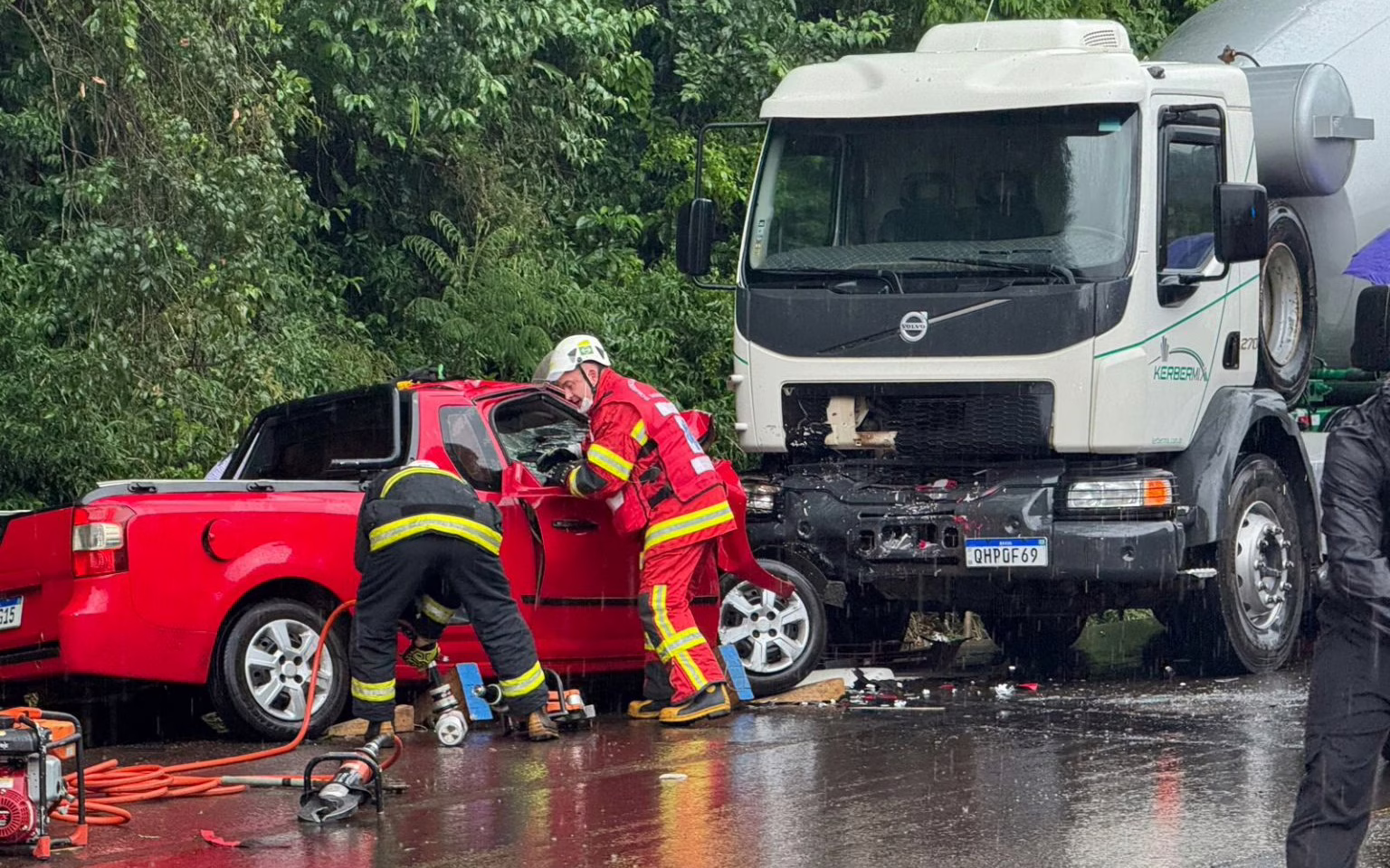 Carro bate de frente com caminhão e motorista fica preso às ferragens no Oeste de SC