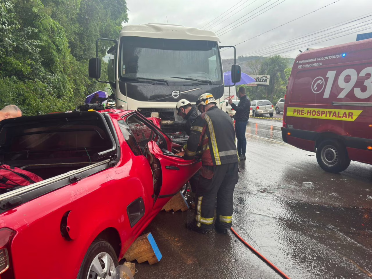 Carro colide em caminhão e motorista fica preso às ferragens na SC-283