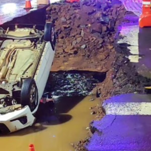 Carro fica 'de rodas para o ar' ao cair em grande vala em SC | Imagem: Corpo de Bombeiros/Reprodução