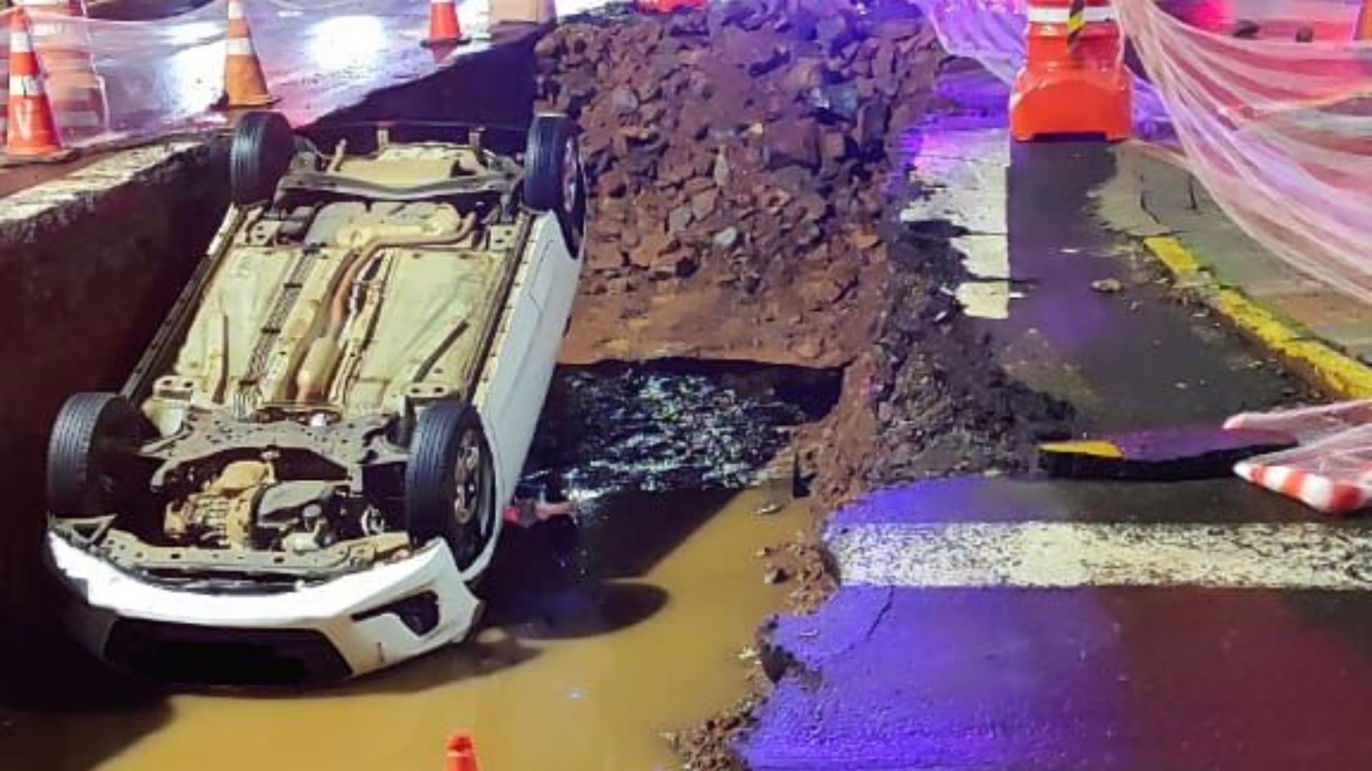 Carro fica ‘de rodas para o ar’ ao cair em grande vala em SC | Imagem: Corpo de Bombeiros/Reprodução Carro fica ‘de rodas para o ar’ ao cair em grande vala em SC | Imagem: Corpo de Bombeiros/Reprodução