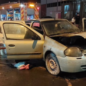 Carro pega fogo em semáforo e fica destruído em Lages | Foto: 5º BBM