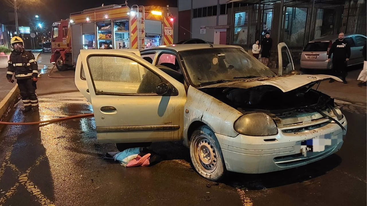 Carro pega fogo em semáforo e fica destruído em Lages | Foto: 5º BBM