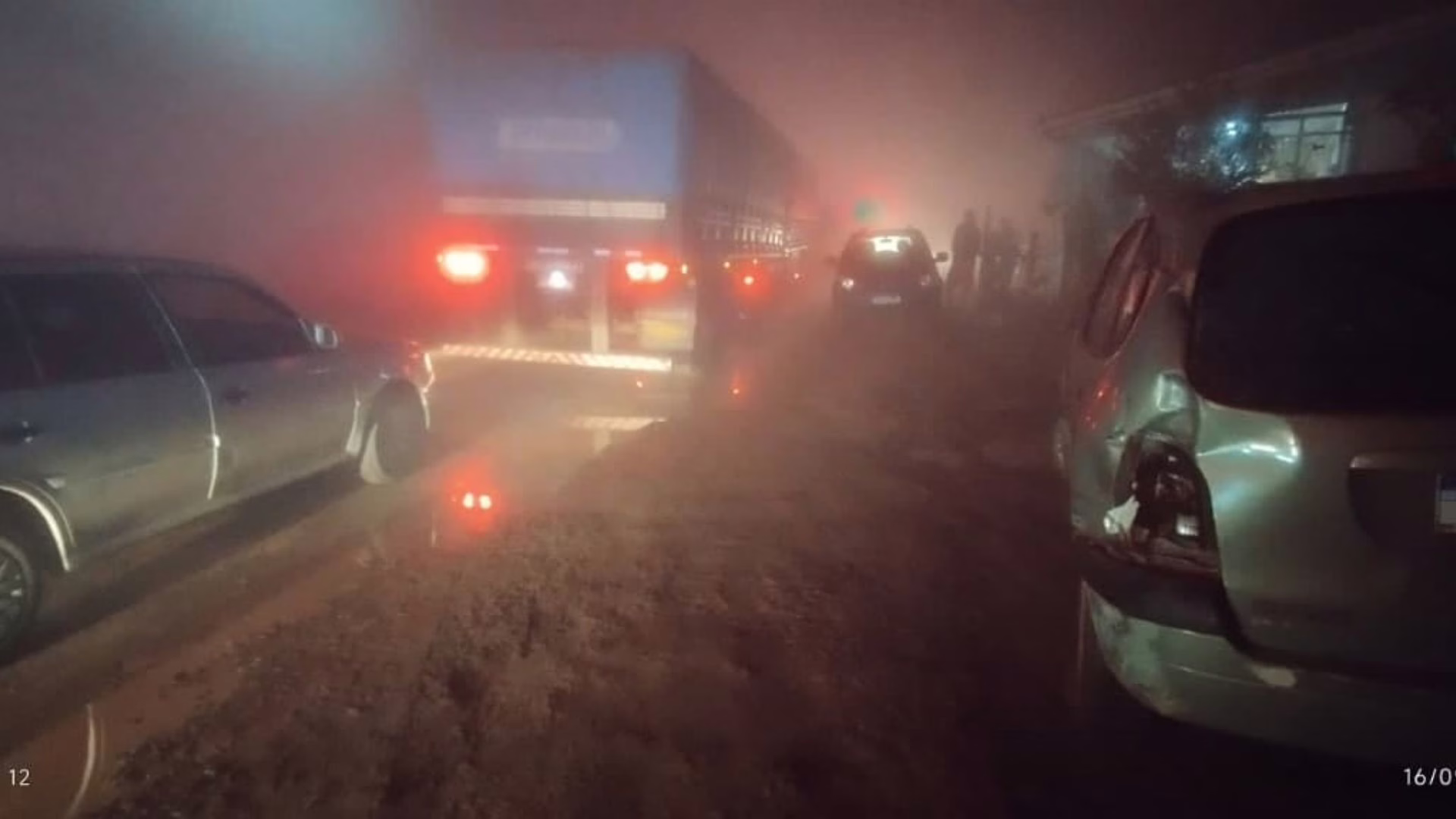Carros e caminhão colidem por conta de neblina em pequena cidade de SC | Imagem: CBMSC/Reprodução