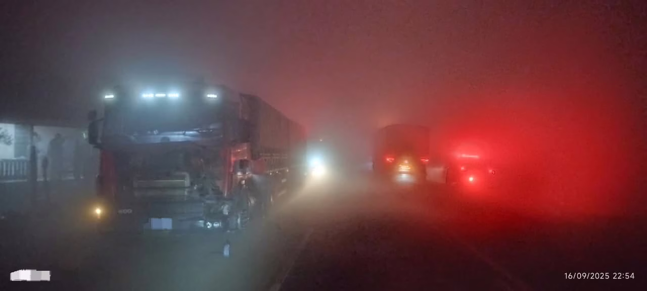 Carros e caminhão colidem devida intensa neblina na SC-155