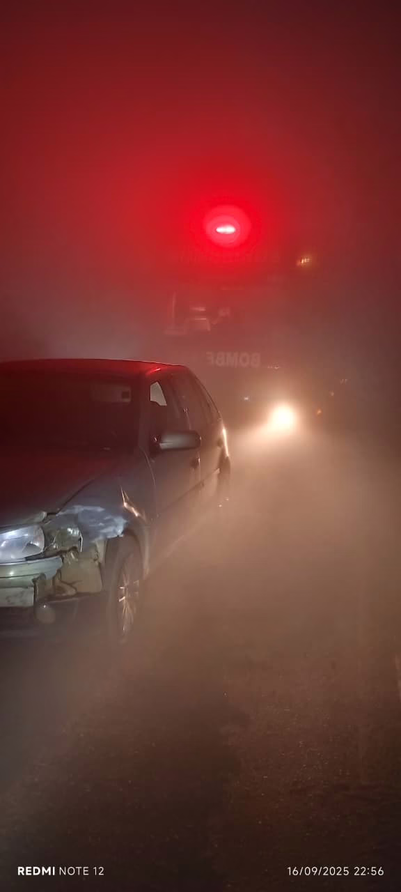 Carros e caminhão colidem devida intensa neblina na SC-155