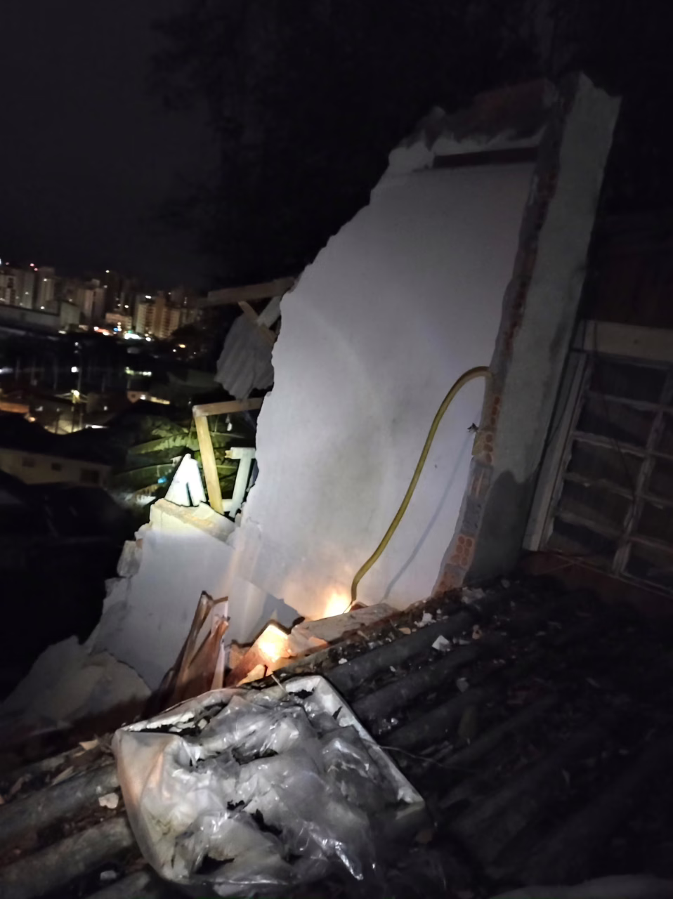 Casa desaba e escombros atingem outra residência em Florianópolis 