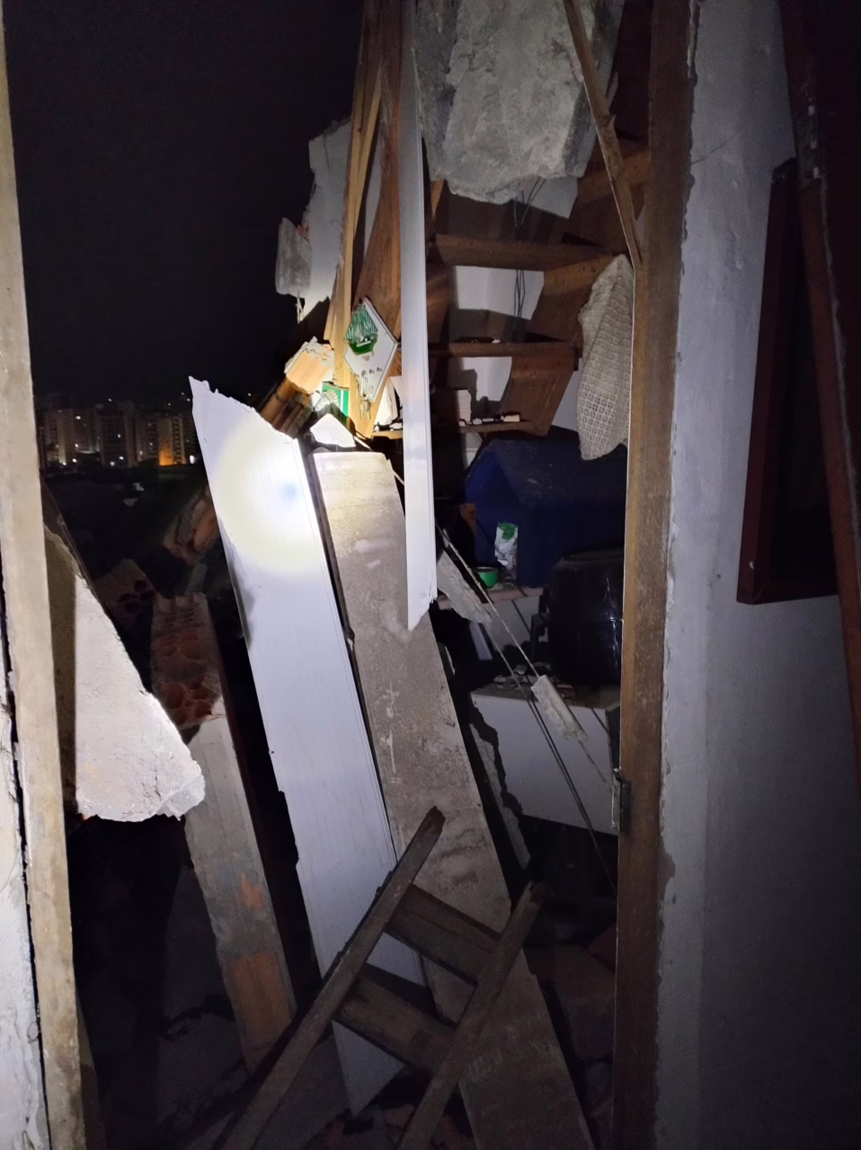 Casa desaba e escombros atingem outra residência em Florianópolis 