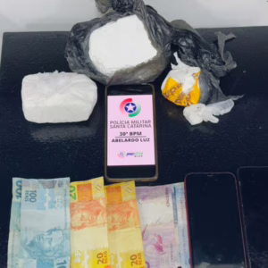 Casal é preso transportando quase 1 kg de cocaína em SC