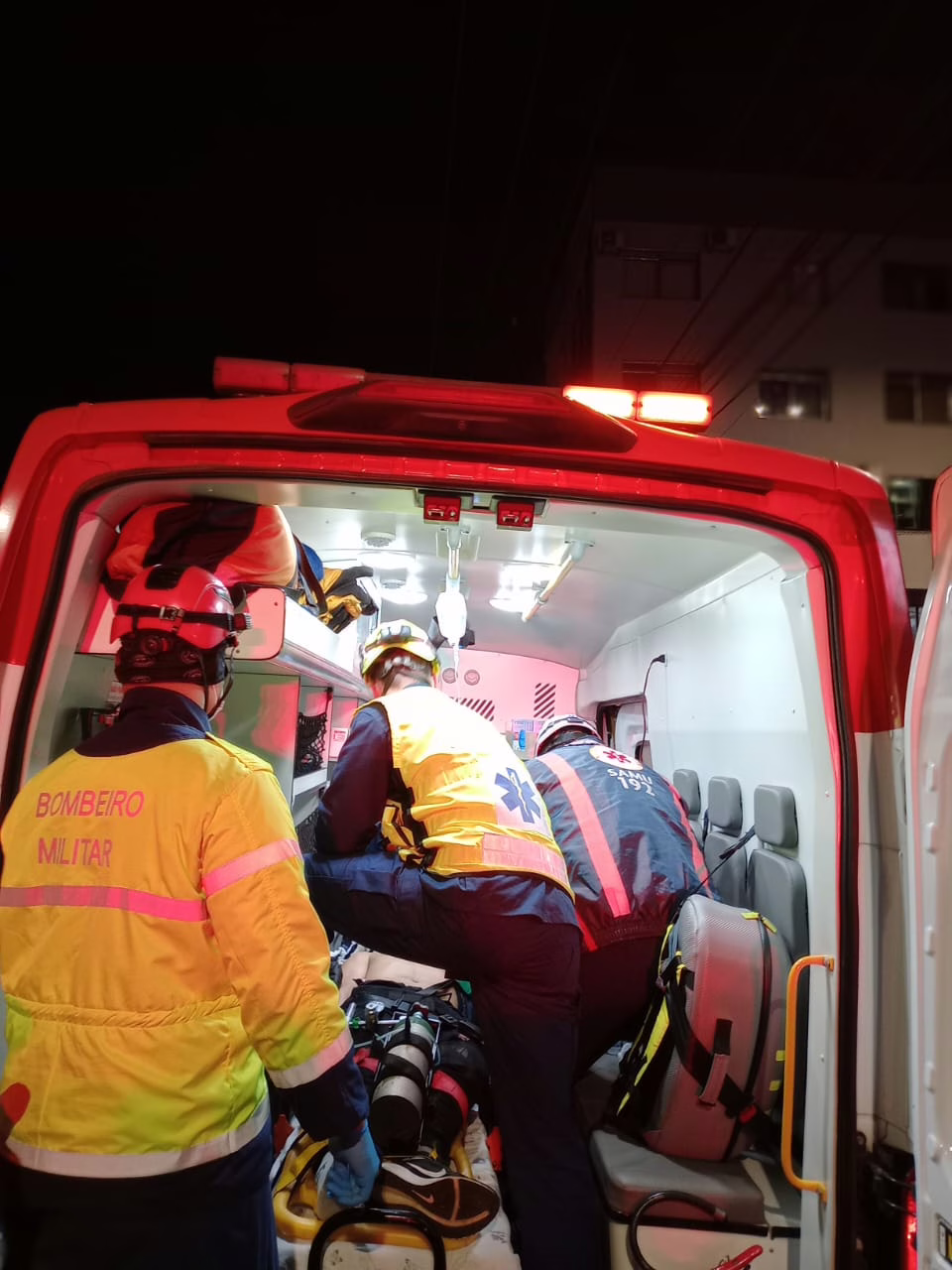 Imagens fortes! Homem morre após bater em carreta em cruzamento de SC