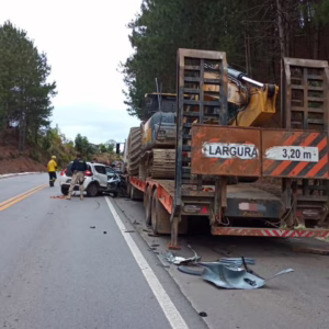 Colisão entre carro e caminhão deixa uma ferida na BR-282 na Serra | Foto: 5º BBM