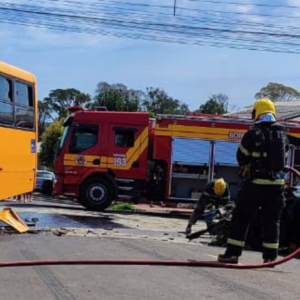 Colisão entre carro e ônibus deixa duas pessoas feridas em SC | Foto: CBMSC/Reprodução