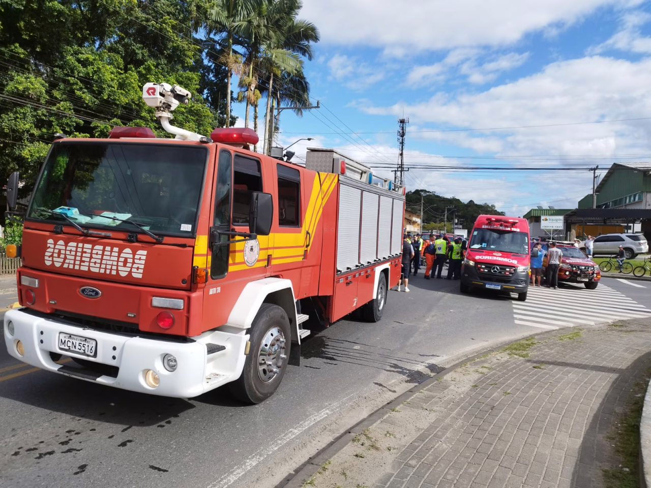 Colisão entre moto e caminhão deixa mulher morta em Blumenau