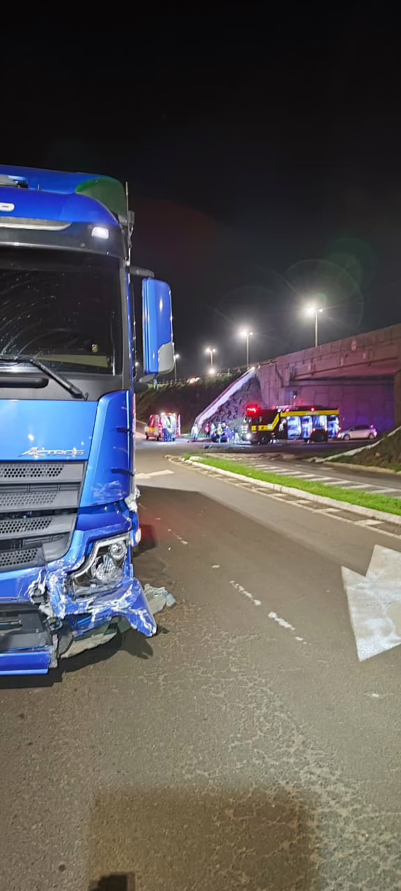 Condutor de carro fica ferido ao colidir com caminhão na SC-480