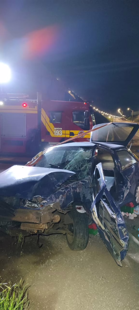 Condutor de carro fica ferido ao colidir com caminhão na SC-480