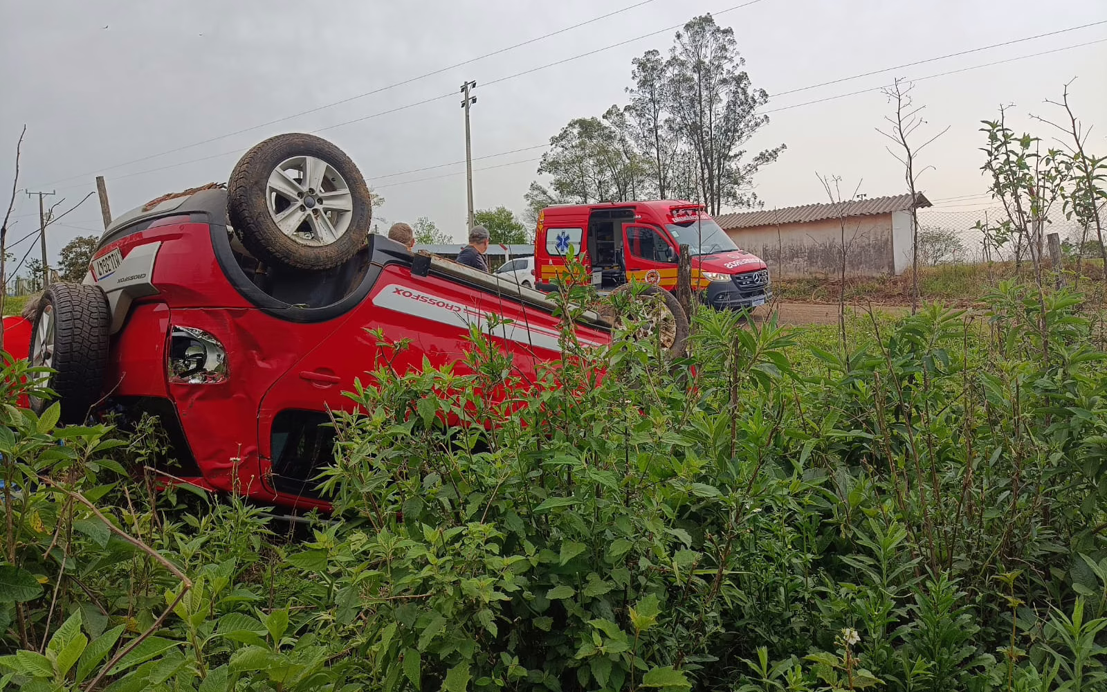 Carro capotou às margens de estrada rural | Imagem: CBMSC/Reprodução