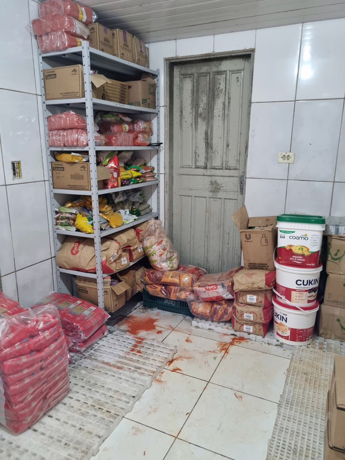 Cozinha é fechada após fiscalização encontrar larvas e irregularidades