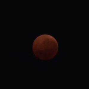 Eclipse lunar total, conhecido como 'Lua de Sangue', ocorreu neste domingo