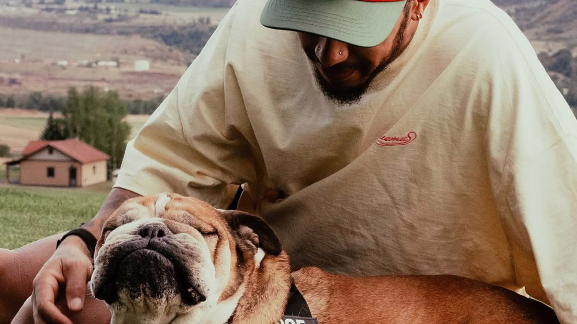 F1 Lewis Hamilton lamenta morte de Roscoe | Foto: Lewis Hamilton | Redes Sociais