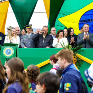 Governador acompanha desfile cívico-militar de 7 de setembro em Florianópolis