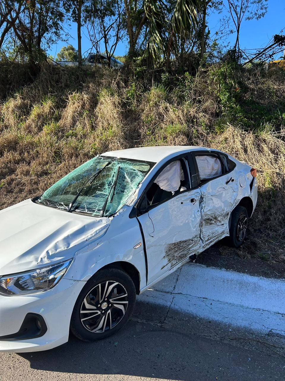 Grave acidente entre caminhão, van e carro deixa feridos na BR-282