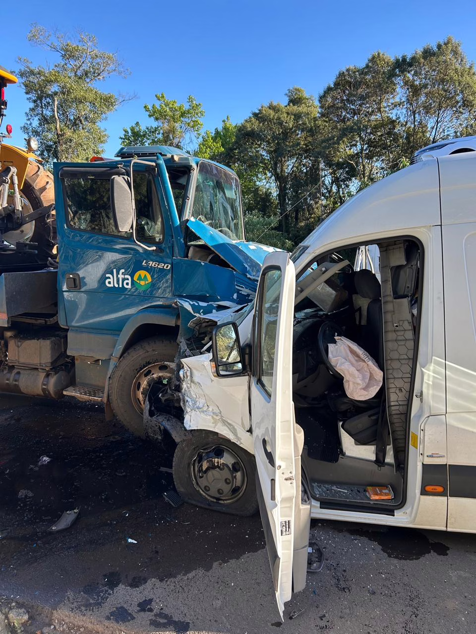 Grave acidente entre caminhão, van e carro deixa feridos na BR-282