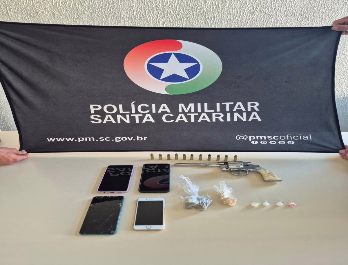 Homem é preso com drogas e armas durante patrulhamento no interior de SC | Imagem: PM/Reprodução