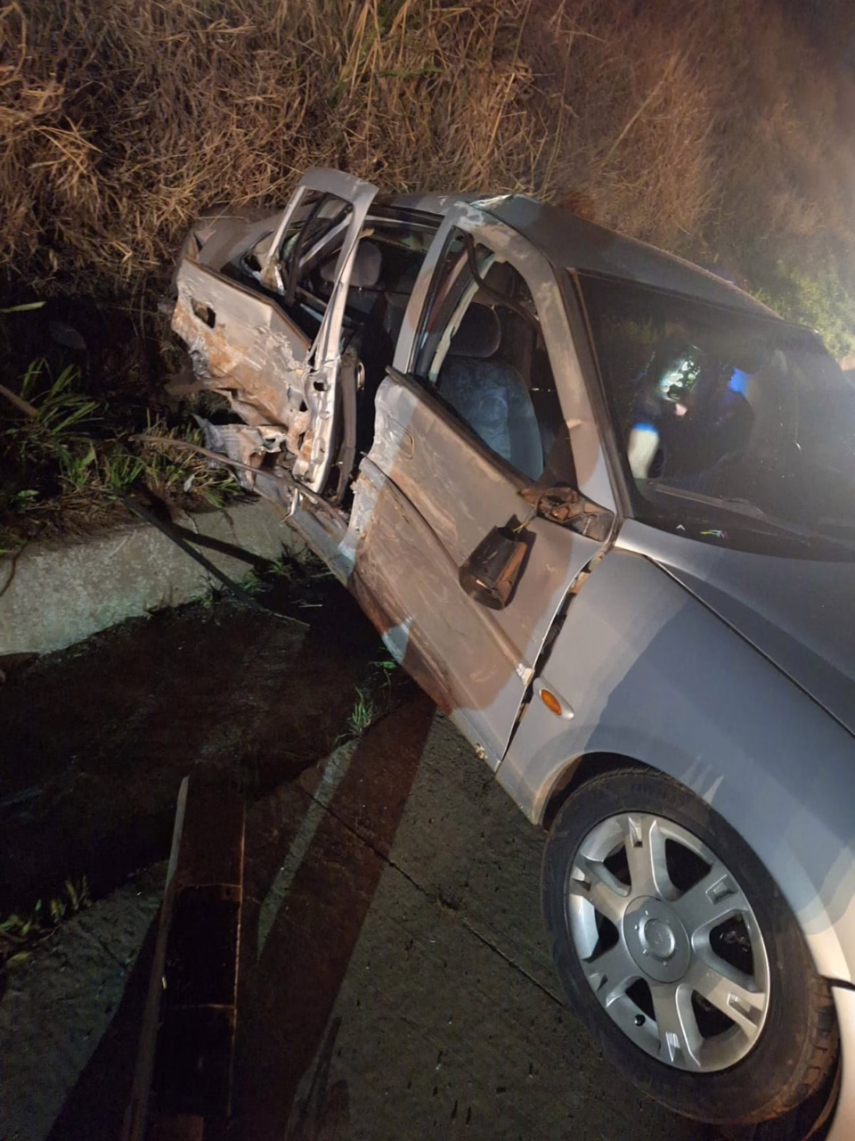 Homem fica gravemente ferido ao capotar carro na BR-163