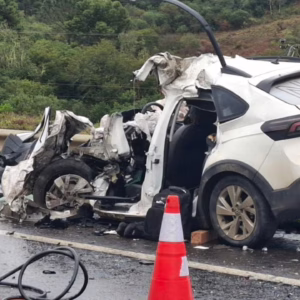 Homem morre após colisão entre carro e caminhão na BR-116 em SC