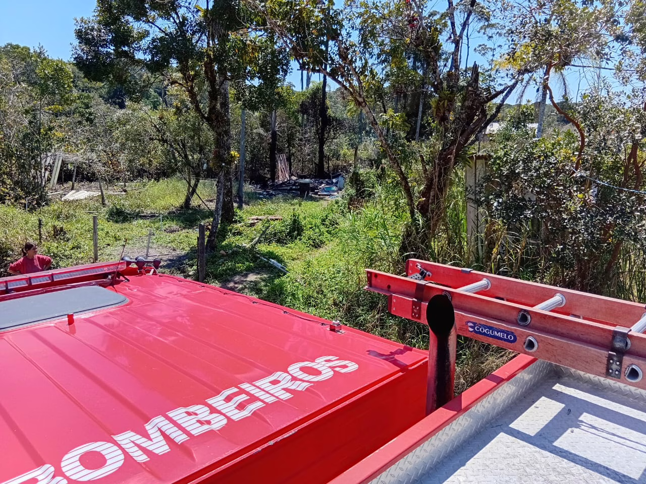 Incêndio destrói residência e assusta moradores no Litoral Norte de SC