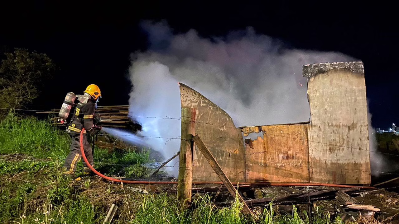 Incêndio destrói residência em Lages | Foto: 5º BBM