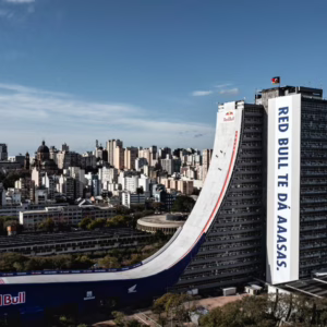 Lenda do skate, Mineirinho encara rampa gigante em Porto Alegre | Foto: Victor Eleuterio/Red Bull Content Pool