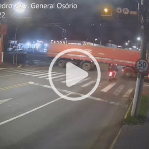 Imagens fortes! Homem morre após bater em carreta em cruzamento de SC