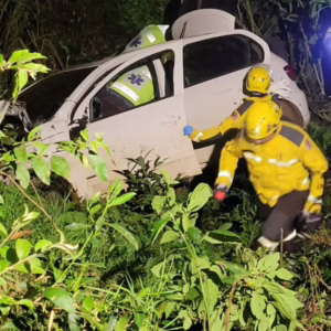 Motorista cai em ribanceira e fica gravemente ferido na SC-160