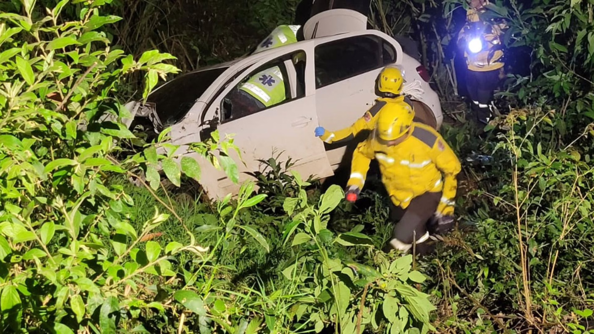 Motorista cai em ribanceira e fica gravemente ferido na SC-160 | Imagem: CBMSC/Reprodução