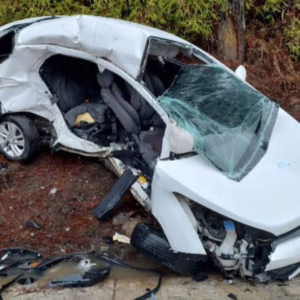 Acidente grave na BR-282 em SC destrói carro e mata duas pessoas | Foto: CBMSC/Reprodução