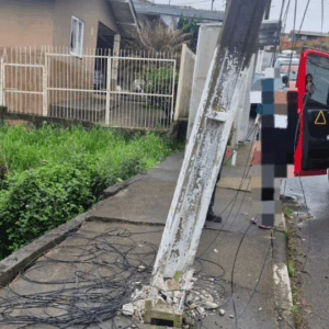 Mulher é atropelada e prensada contra poste após descer de ônibus em SC | Imagem: CBMSC