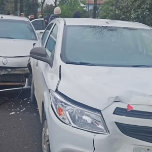 Engavetamento entre cinco veículos interdita trânsito em avenida da Serra