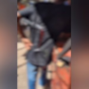 Homem 'passeia' com faca cravada nas costas; assista | Foto: Redes sociais/Reprodução