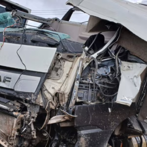Acidente na BR-282 em SC deixa caminhão destruído e motorista em estado grave