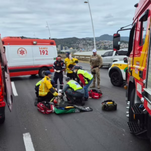 Acidente na Ponte Pedro Ivo deixa motociclista inconsciente em Florianópolis
