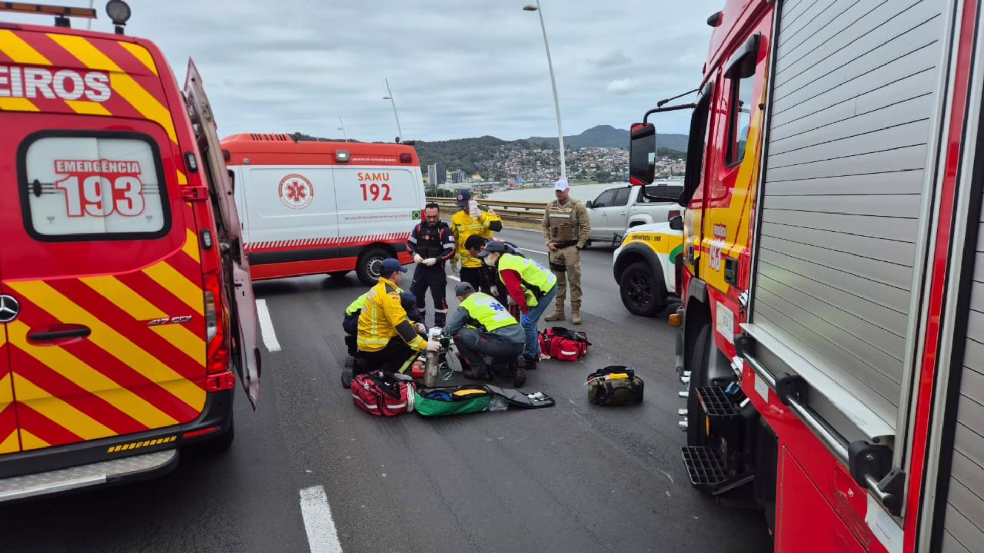 Acidente na Ponte Pedro Ivo deixa motociclista inconsciente em Florianópolis  | Foto: reprodução / CBMSC 