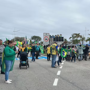 Esquerda e direita realizam protestos em Florianópolis