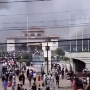 Esposa de ex-premiê do Nepal é hospitalizada com queimaduras graves após ataque de manifestantes - Imagem: reprodução/ SBT