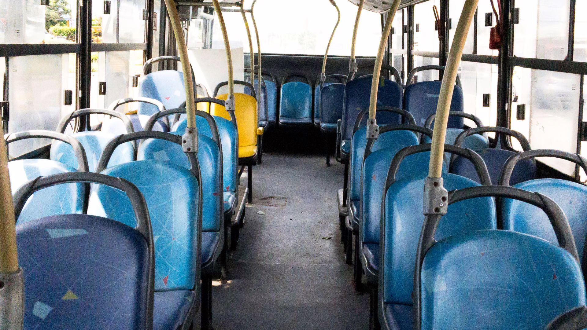 Vídeo vazado expõe estudantes praticando ‘sexo grupal’ em ônibus; saiba detalhes | Foto: Banco de Imagens/Reprodução