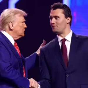 Influenciador apoiador de Trump é morto a tiros em universidade nos Estados Unidos