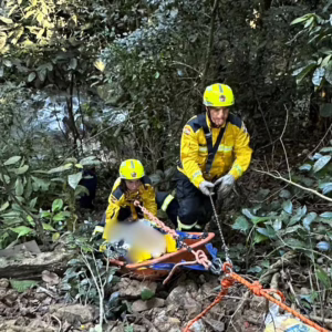 Mulher cai de ribanceira e é resgatada com ferimentos graves em SC - Imagem: reprodução CBMSC