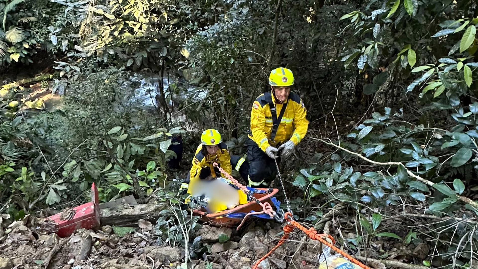 Mulher cai de ribanceira e é resgatada com ferimentos graves em SC – Imagem: reprodução CBMSC