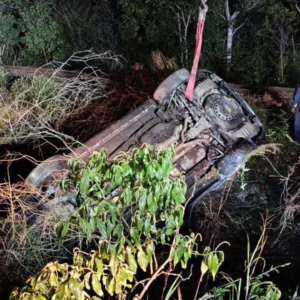 Motorista morre preso às ferragens após carro capotar e cair em vala no Sul de SC - Imagem: reprodução/ Cbmsc
